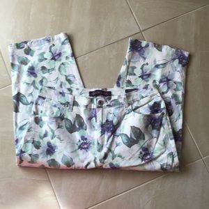 Gloria Vanderbilt floral capri jean size 14. Waist 16 1/2 “